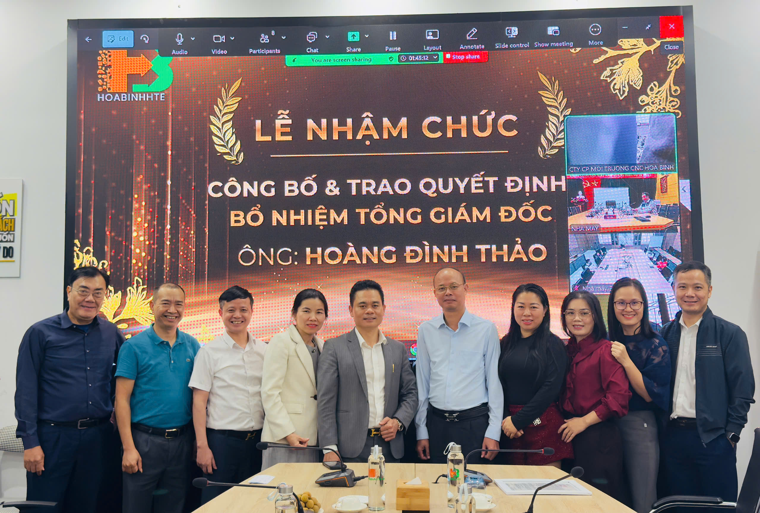 Đại diện Hội đồng Quản trị H&ograve;a B&igrave;nh HTE trao quyết định bổ nhiệm Tổng Gi&aacute;m đốc cho &ocirc;ng Ho&agrave;ng Đ&igrave;nh Thảo