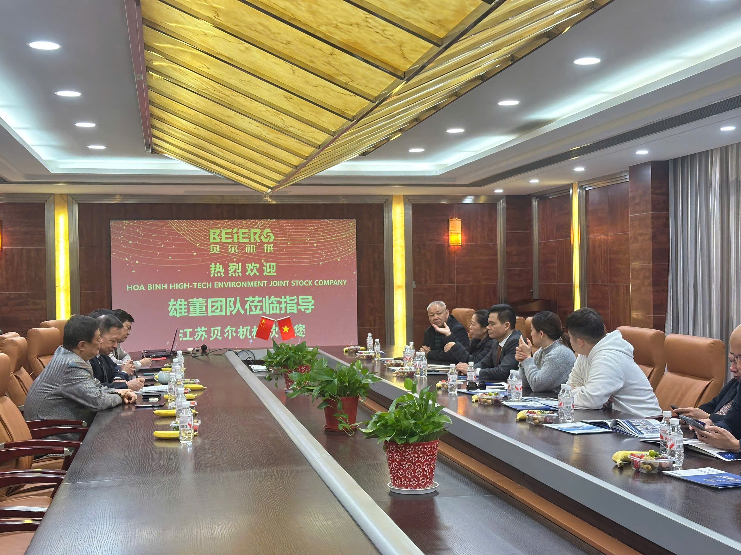 Ban l&atilde;nh đạo H&ograve;a B&igrave;nh HTE thảo luận chiến lược c&ugrave;ng đối t&aacute;c quốc tế