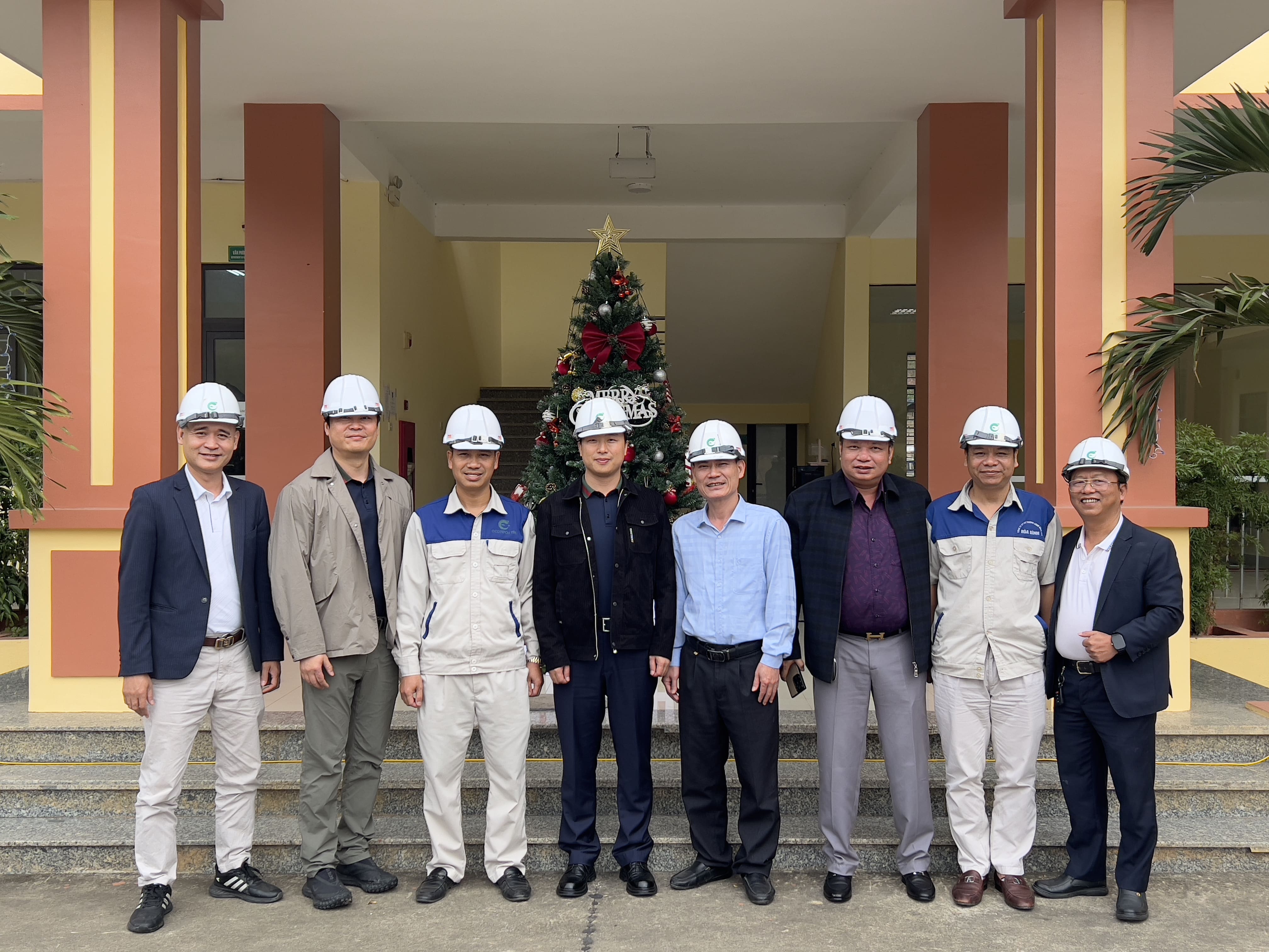 L&atilde;nh đạo H&ograve;a B&igrave;nh HTE l&agrave;m việc c&ugrave;ng đại diện Jiangsu Beier Machinery về c&ocirc;ng nghệ t&aacute;i chế xanh.