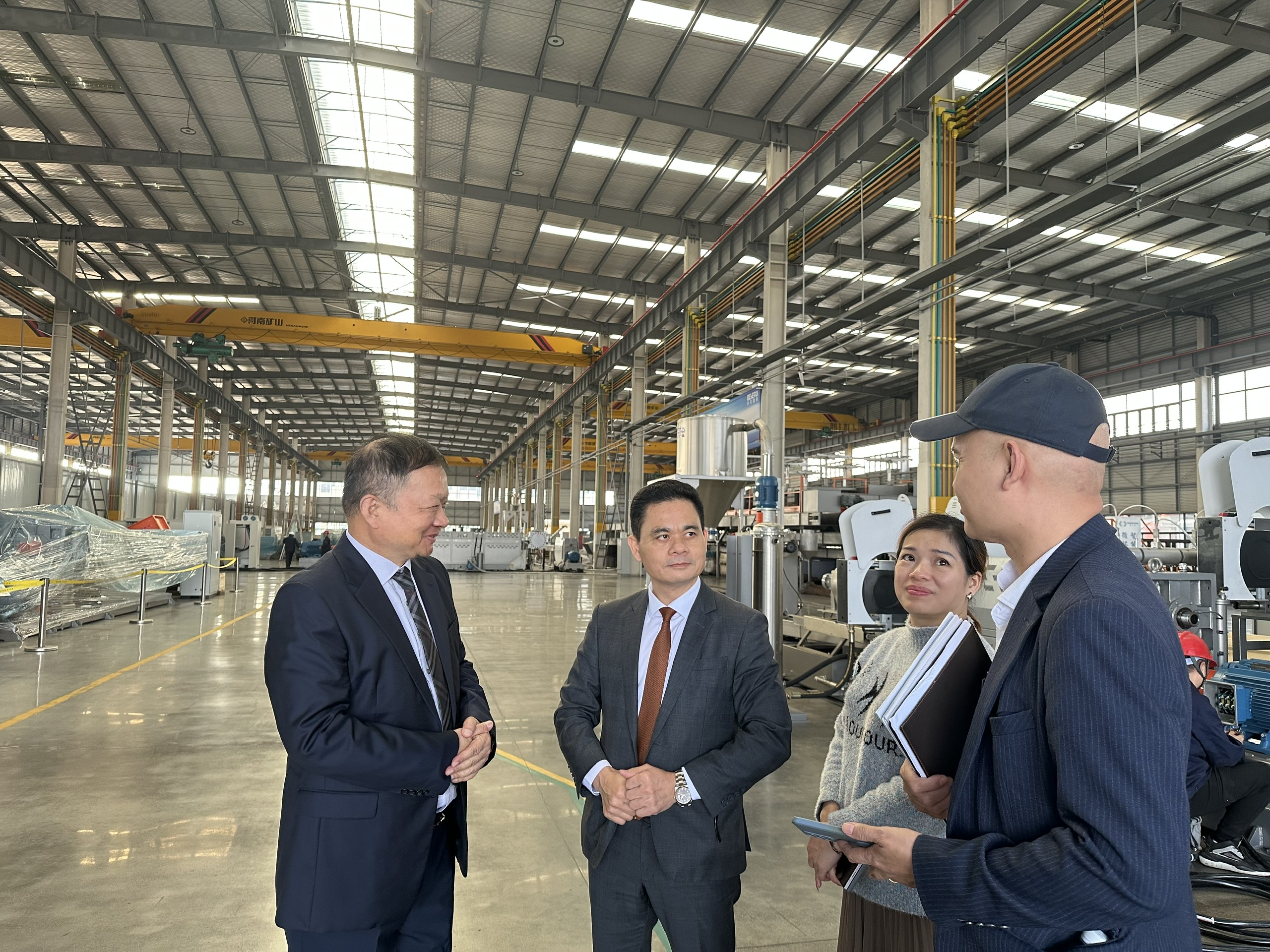 Hệ thống m&aacute;y &eacute;p đ&ugrave;n v&agrave; t&aacute;i chế nhựa c&ocirc;ng nghệ cao của Beier Machinery