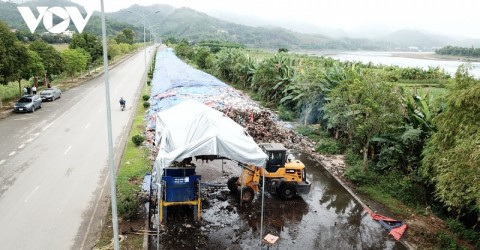 Hoa Binh High-Tech Environment Joint Stock Company accompanies with the Provincial People's Committee to handle thousands tons of waste